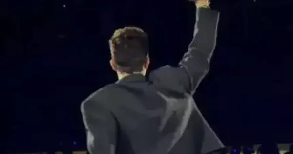 Luan Santana explica gesto em forma de L durante show